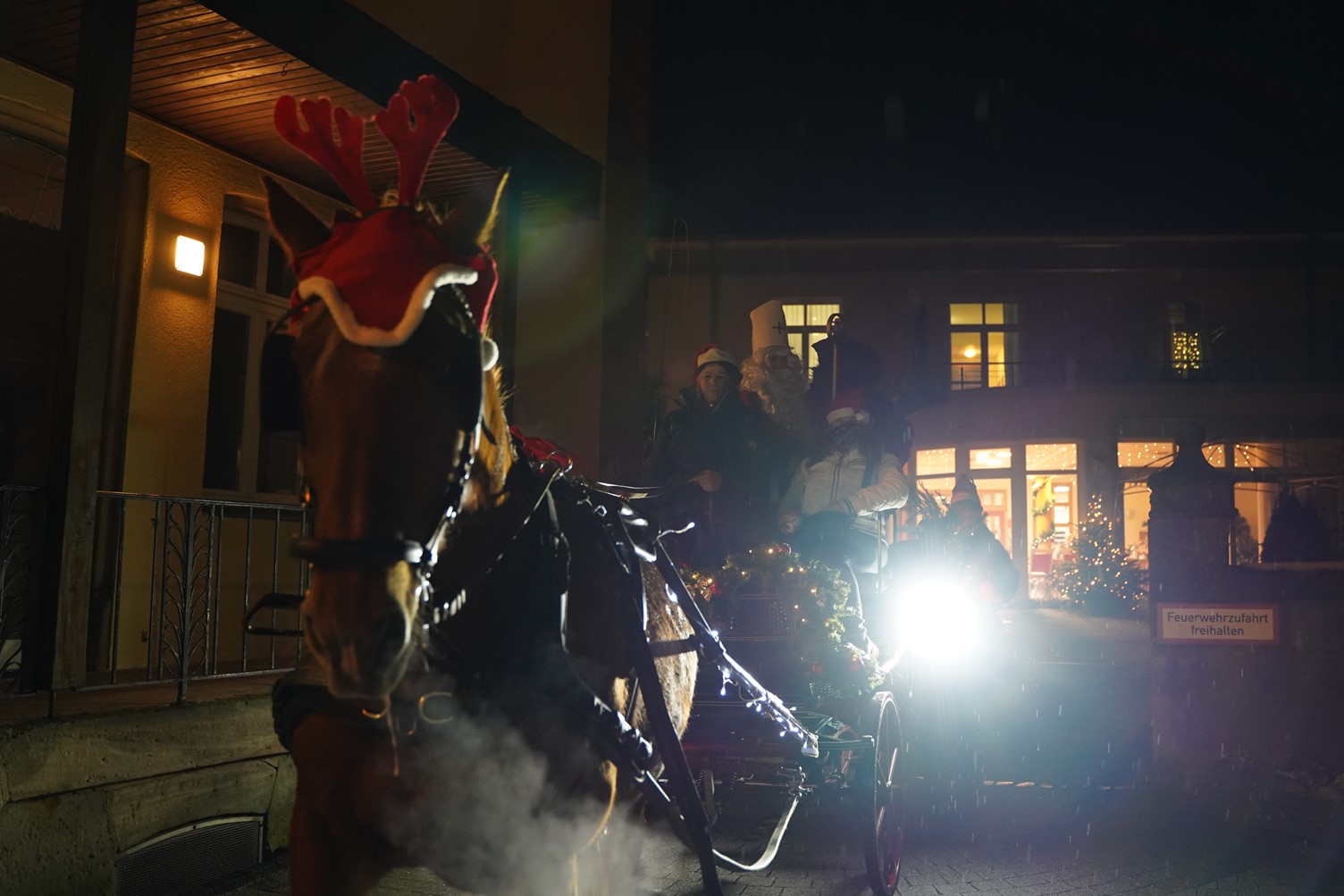 Nikolaus%20Kutsche%20mit%20Nikolaus%20und%20Knechtruprecht%20vor%20dem%20Altersheim%20in%20Weyhers